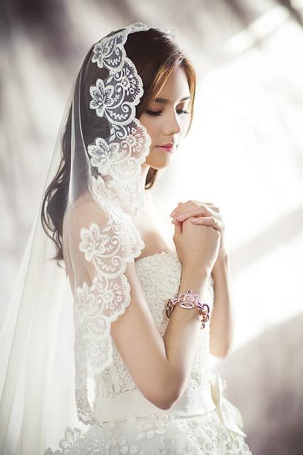 Jak vybrat perfektní svatební šaty pro rozlučku se svobodou nevěsty