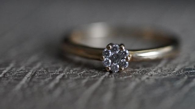 Kde se nosí zásnubní prsten před svatbou? A další tradice se snubním prstenem