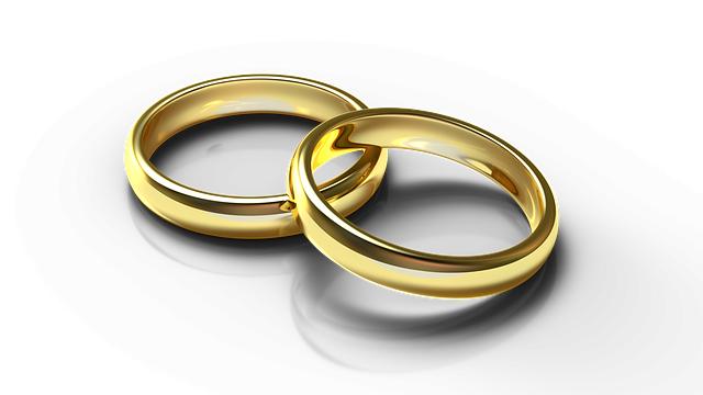 Co ke zlaté svatbě? Tipy na dárky a oslavy pro 50. výročí manželství