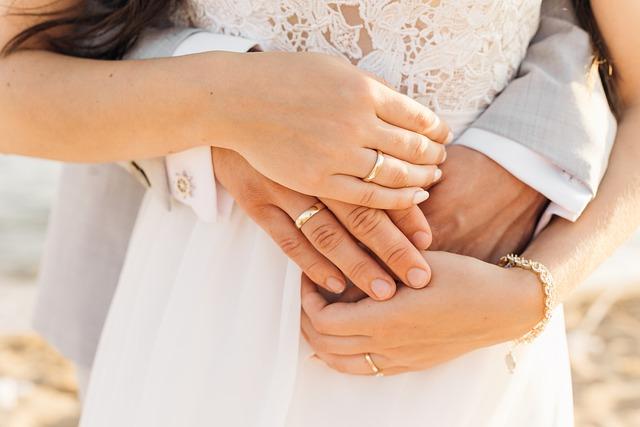 Co se dává k diamantové svatbě? Tradiční dárky pro 60. výročí
