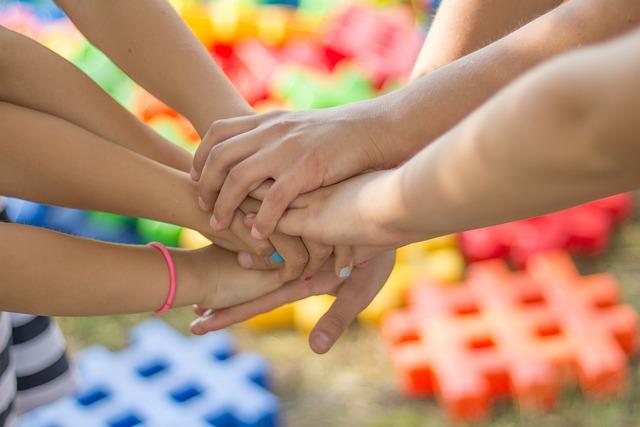 Podpora od blízkých při situaci, kdy jdete na svatbu bez partnera